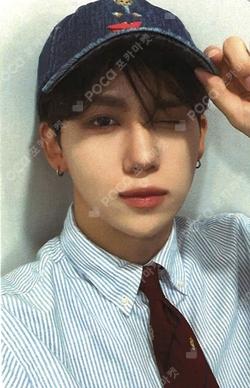 Weekend EVERLINE HWANGYUNSEONG photocard image