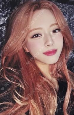 ITZY YUNA photocard image