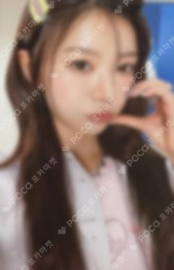 2025 ILLIT GLITTER DAY IN SEOUL CUBIC CROP T-SHIRT (PINK) MOKA photocard image