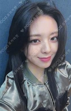 ITZY YUNA photocard image
