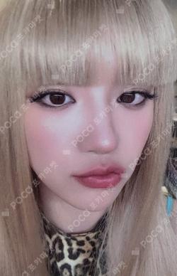 We are APPLEMUSIC LUCKY DRAW YUQI photocard image