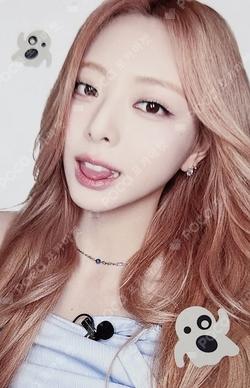 ITZY YUNA photocard image