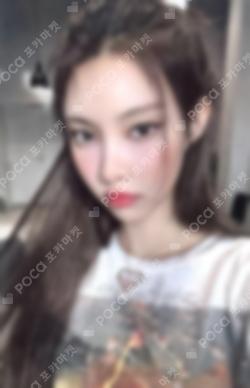 bomb YIZHIYU LUCKY DRAW YUNAH photocard image