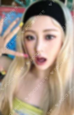 DIFFERENT PHOTO CARD HUH YUNJIN photocard image