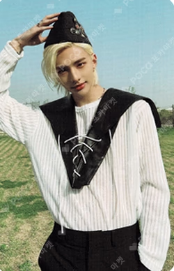 MAXIDENT Barnes & Noble Exclusive HYUNJIN photocard image