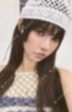 bomb Barnes & Noble Exclusive YUNAH photocard image