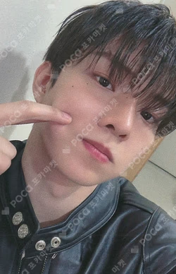 Unexpected Whoop Japan Store Q photocard image