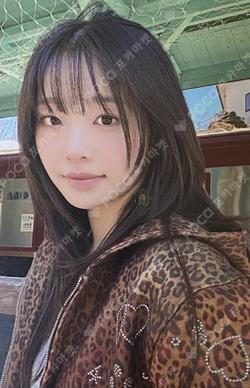 Only cry in the rain WEVERSE Chuu photocard image