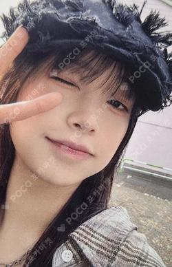 Only cry in the rain APPLEMUSIC Chuu photocard image