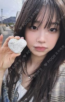 Only cry in the rain Blue ver. Chuu photocard image