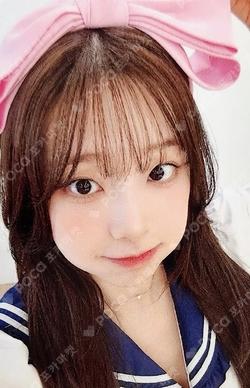 Only cry in the rain MUVVE Chuu photocard image