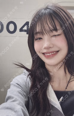 Only cry in the rain Platform ver. Gray ver. Chuu photocard image