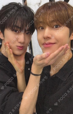 YOUNI-T MAKESTAR Unit photocard image