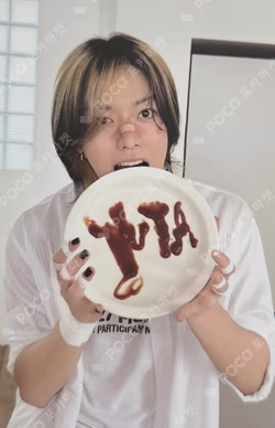 2025 SEASON'S GREETINGS RANDOM TRADING CARD [B ver.] YUTA photocard image