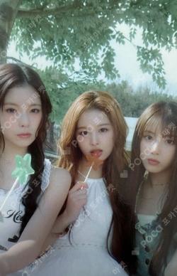 NMIXX 1ST FAN MEETING 'NSWER VACATION' TRADING CARD Unit photocard image