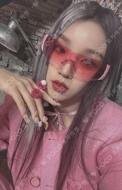 I feel Queen Ver. YUQI photocard image