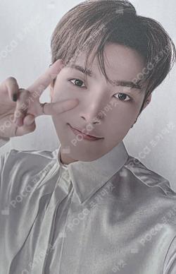 ATEEZ 2025 WORLD TOUR [IN YOUR FANTASY] IN NORTH AMERICA FOOTBALL UNIFORM HONGJOONG photocard image