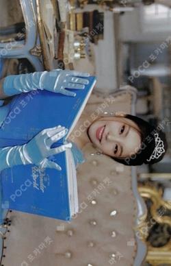 ITZY The 2nd Fan Meeting "To Wonder World" Trading Card YEJI photocard image