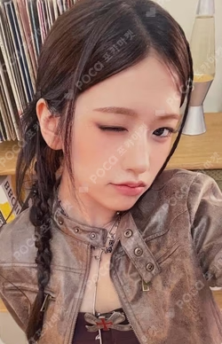 Be Alright CD SHOP LUCKY DRAW YUJIN photocard image