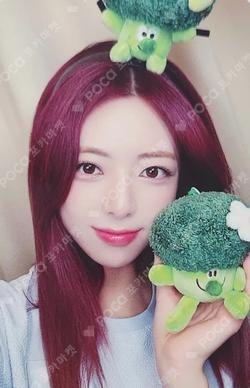 ITZY YUNA photocard image