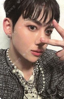 Beautiful MAZE EVERLINE HWANGYUNSEONG photocard image