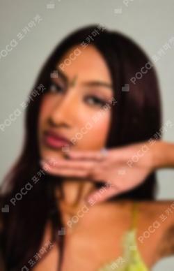 SIS (Soft Is Strong) WEVERSE Lara photocard image