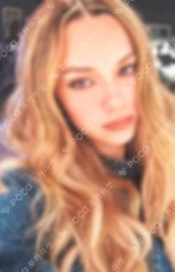 SIS (Soft Is Strong) PHOTOCARD + TIN CASE SET Daniela photocard image