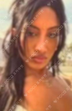 BEAUTIFUL CHAOS Weverse US Exclusive Lara photocard image