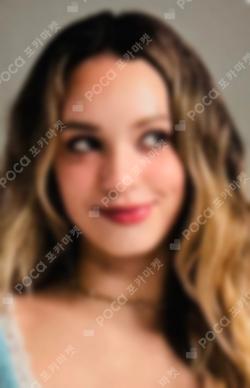 SIS (Soft Is Strong) WEVERSE Daniela photocard image