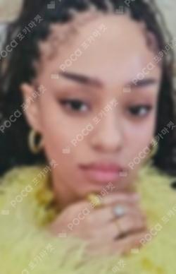 SIS (Soft Is Strong) WEVERSE Manon photocard image