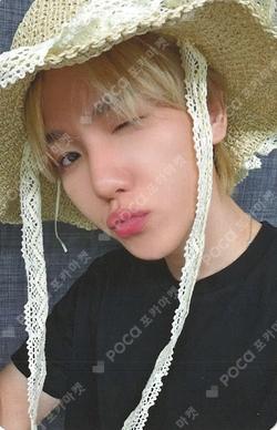 Essence of Reverie WITHMUU BAEKHYUN photocard image