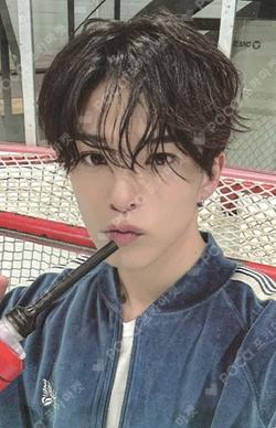 TREASURE 2025 SEASON’S GREETINGS TREASURE ACRYLIC SHAKER KEYRING SET ASAHI photocard image
