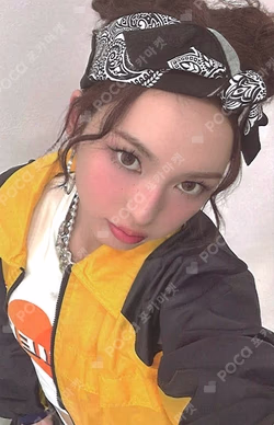 HOT SAUCE WEVERSE LUCKY DRAW CHIQUITA photocard image