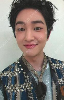 SHINee ONEW photocard image