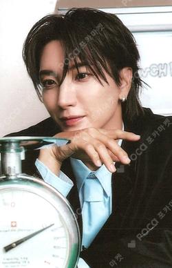 2025 SEASON'S GREETINGS SM STORE LEETEUK photocard image
