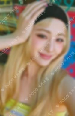 GR8 COLLABORATION ZIP-UP HOODIE HUH YUNJIN photocard image