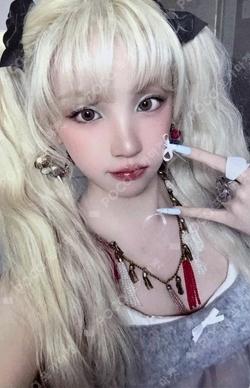 Motivation POP UP STORE TIN CASE SET YUQI photocard image