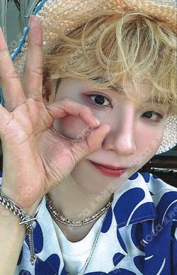 2025 AB6IX SEASON'S GREETINGS  'eat, drink, and BE MERRY' JEON WOONG photocard image