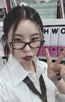 2025 Whee In FAN-CON TOUR [OWHEECE] LAYERED T-SHIRT Whee In photocard image