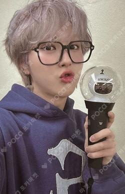 OFFICIAL LIGHT STICK GIUK photocard image