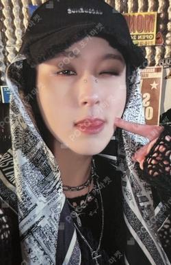 WE : Dream Chaser WE ver. GIUK photocard image