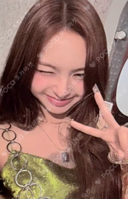 WE GO UP PATTERN Ver. CHIQUITA photocard image