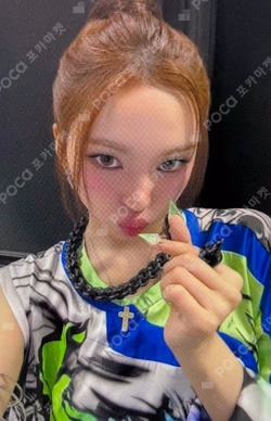 WE GO UP Sony Music CHIQUITA photocard image