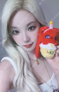 Motivation POP UP STORE GIGI DOLL BIRTHDAY KEYRING YUQI photocard image