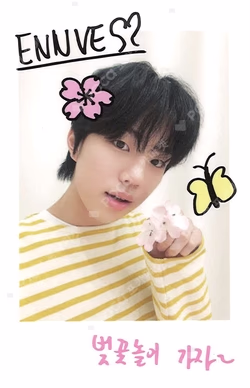 EVNNIZ POP-UP STORE CHERRY BLOSSOM PARK RANDOM POLAROID PACK