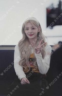 STAYC ✕ MOMENTICA WELCOME CAFE Seeun photocard image