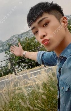 GO LIVE BROADCAST WYATT photocard image