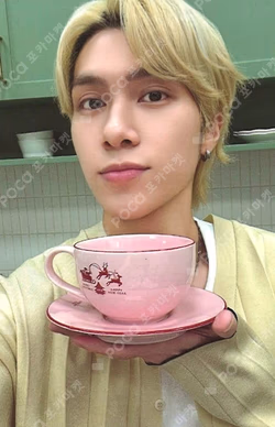 2024 PINK CHRISTMAS CUP & SAUCER SET HENDERY photocard image