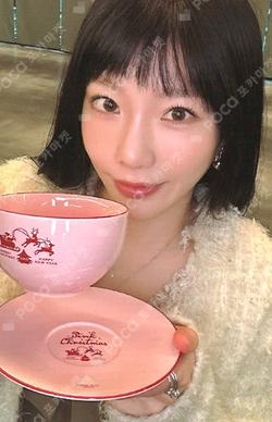2024 PINK CHRISTMAS CUP & SAUCER SET TAEYEON photocard image