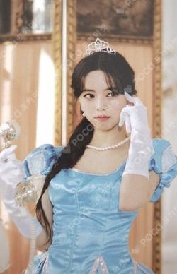 ITZY The 2nd Fan Meeting "To Wonder World" Trading Card YUNA photocard image